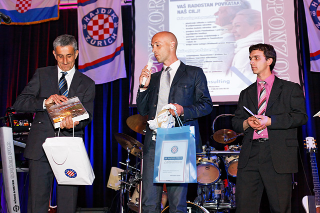 Ante Bilić, glasnogovornik Hajduka iz Splita (u sredini) predaje poklone Jozi Juriču (na slici lijevo).