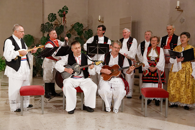Tamburaško-vokalna grupa Ševa iz St. Gallen za vrijeme nastupa u crkvi sv. Petra u Schaffhausenu.