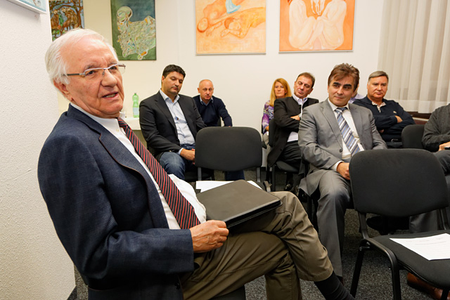 Vlado Vukoja (sasvim lijevo) na sastanku hrvatskih poduzetnika u konzulatu u Zürichu.