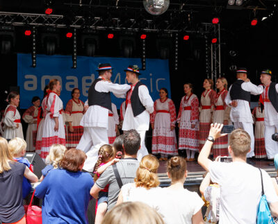 Članovi folklornog društva Fala na pozornici u središtu Schaffhausena.
