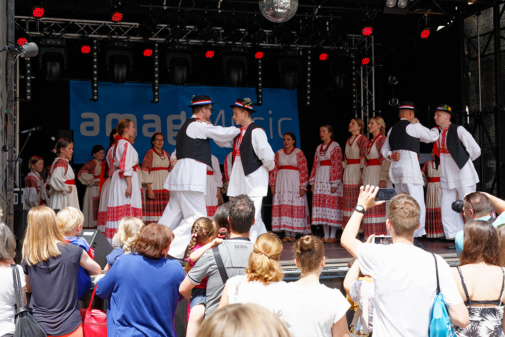 Članovi folklornog društva Fala na pozornici u središtu Schaffhausena.