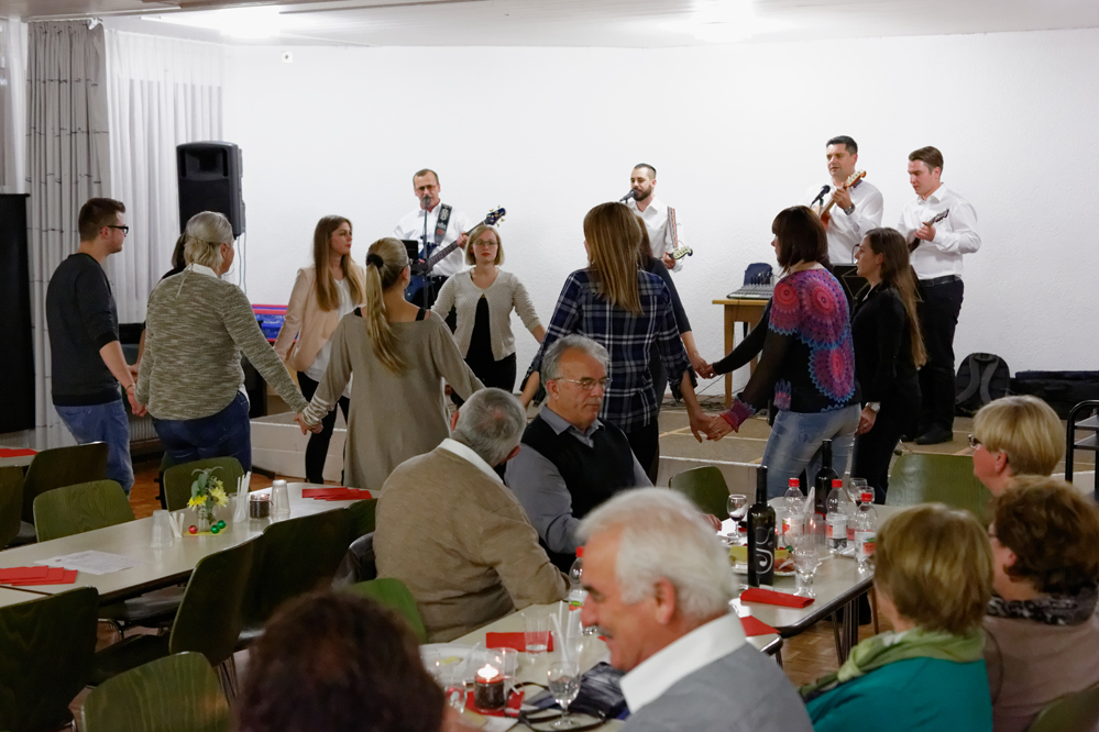Humanitarna zabava u Schaffhausenu uz tamburašku skupinu Ekipa. Novi konzul Slobodan Mikac prvi put među Hrvatima u Švicarskoj.